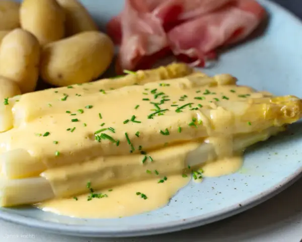 Spargel mit Sauce Hollandaise, dazu Salzkartoffeln und Schinken. Ein Klassiker, der immer schmeckt.