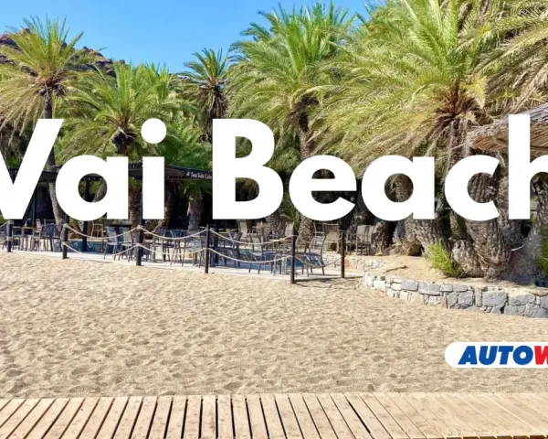 Plaża Vai z palmami i kawiarnią. Idealne miejsce na relaks.