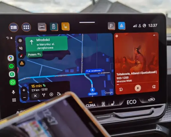 Nowa android auto aktualizacja wyświetla mapę z trasą do Młodości, Spotify i czas 12:37.