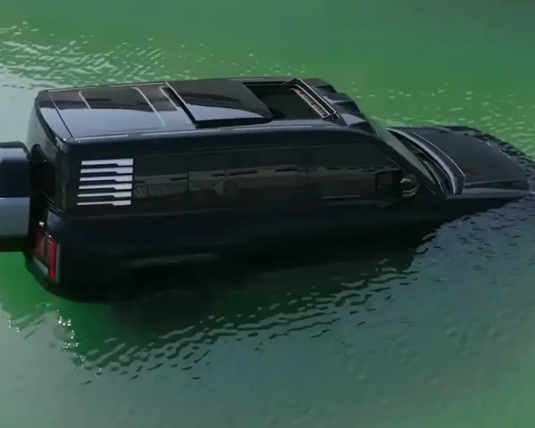 Czarny luksusowy SUV Yangwang U8 pływa po zielonej wodzie.