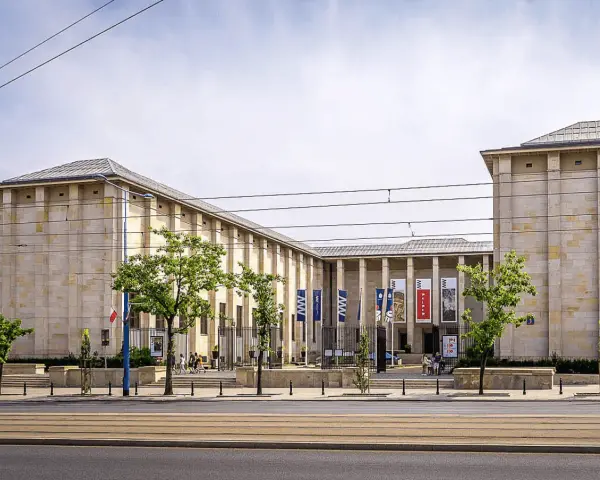 Muzeum Narodowe w Warszawie – imponujący budynek, który warto zobaczyć w Warszawie. Warto zobaczyć w Warszawie!