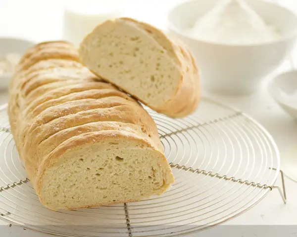 Pan artesanal, perfecto para preparar unas deliciosas torrijas. Se ve fresco y esponjoso, listo para ser cortado.