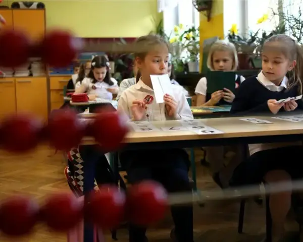 Dzieci w szkole, pierwsze kroki w nauce. Obowiązek szkolny 6-latków w klasie, gdzie nauka liter i cyfr staje się zabawą.