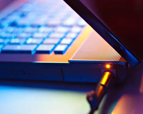 Jak postępować z nową baterią do laptopa, aby uniknąć problemów?
