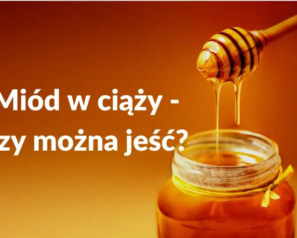 Miód w ciąży - czy można jeść? Słodki, złocisty miód spływa z drewnianej chochli do słoika.