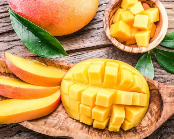Soczyste mango, pokrojone w kostkę i plastry, zachęca do odkrycia, jaki smak ma mango – słodki, tropikalny raj.