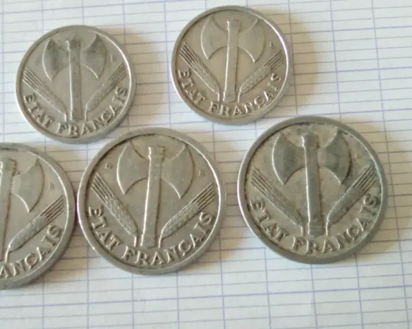Cinq pièces de 2 francs "État Français" avec une hache et des épis. La valeur pièce de 2 francs 1981 est recherchée par les collectionneurs.