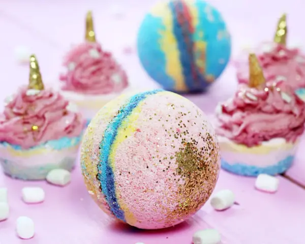 Bunte Badekugeln und Cupcake-ähnliche Kreationen mit Glitzer – perfekt, um badekugeln selber machen kinder Spaß zu machen.