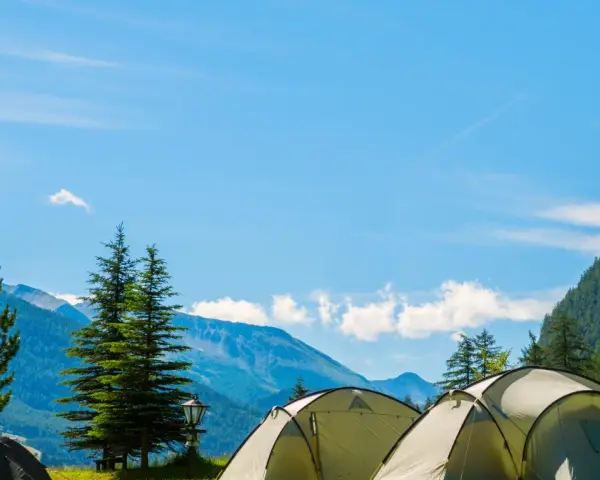 Namioty na tle górskich krajobrazów Austrii. Idealne miejsce na camping Austria.