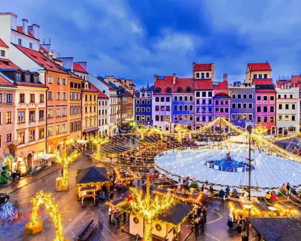 Magiczny jarmark świąteczny Warszawa na Rynku Starego Miasta. Lodowisko, iluminacje i kolorowe kamienice tworzą niepowtarzalny klimat.