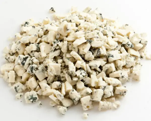 Pokruszony ser gorgonzola, idealny do sałatek, sosów i jako dodatek do pizzy. Z czym podawać? Z gruszką, orzechami, miodem.