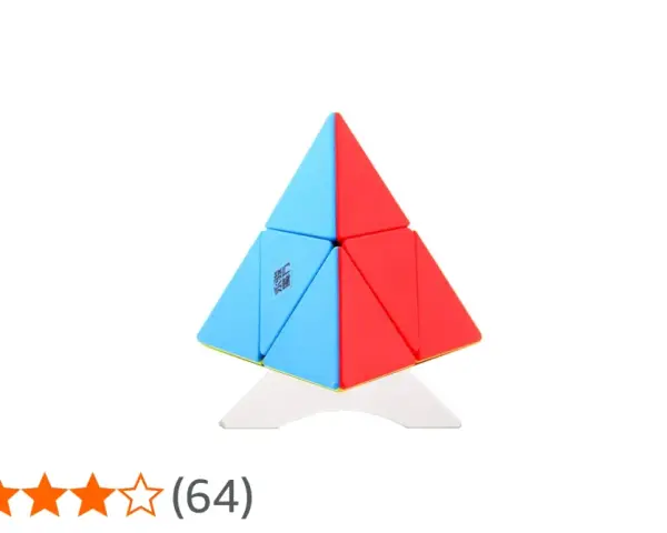 En blå och röd rubiks kub triangel står på ett vitt stativ.