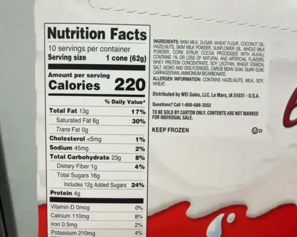 Na opakowaniu Kinder Bueno widnieje informacja o kaloriach: 220 kcal na porcję.
