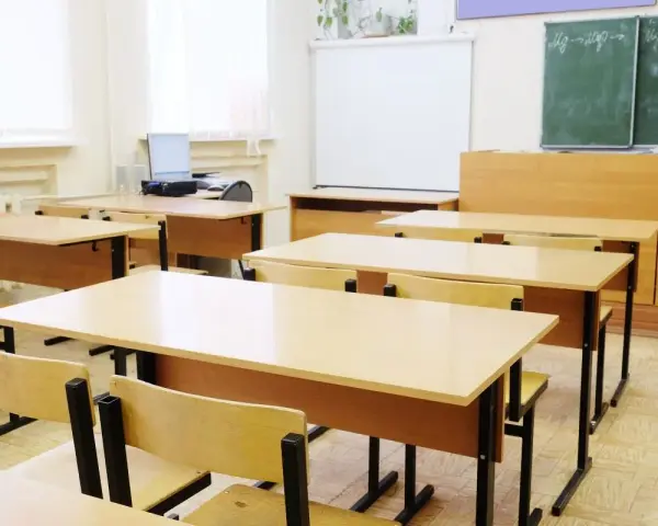 Puste ławki w sali lekcyjnej. Czy w 7 klasie jest technika? Może tu odbywają się zajęcia z tego przedmiotu.