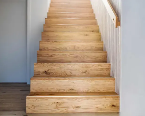 Holztreppe mit beleuchteten Treppenstufen verkleiden. Natürliche Holzmaserung und schlichtes Design.