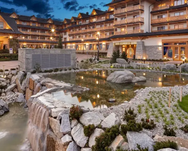 Elegancki hotel z basenami i kaskadą. Sprawdź termy Bania godziny otwarcia i zaplanuj relaks.