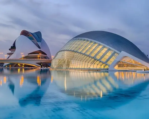 Cosa vedere a Valencia in un giorno: la futuristica Città delle Arti e delle Scienze con i suoi edifici iconici che si specchiano nell'acqua.