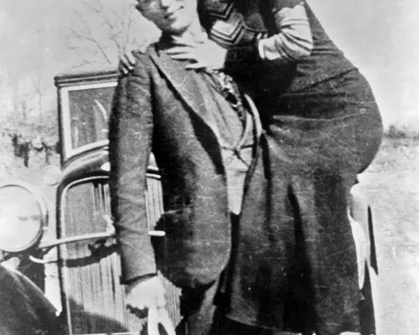 Bonnie et Clyde, avant leur fin tragique. La question "qui a tué Bonnie et Clyde" reste un mystère pour certains.