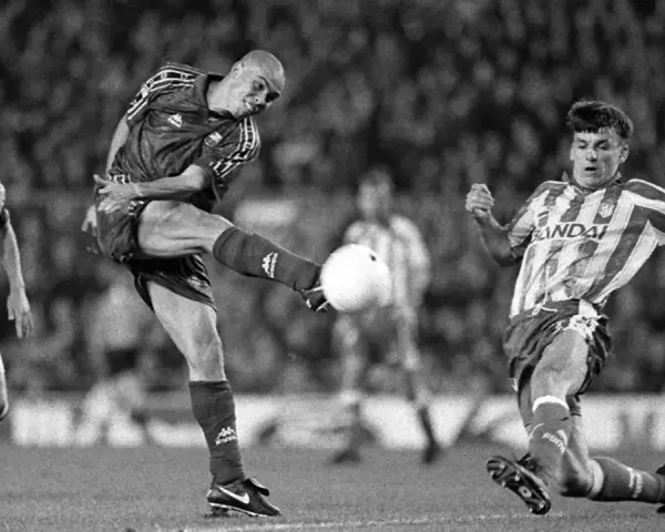 Jugadores del Deportivo de la Coruña y el FC Barcelona en acción. Ronaldo, con la camiseta azulgrana, golpea el balón.