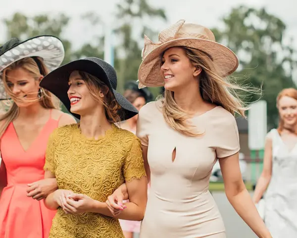 Jak się ubrać na poprawiny jako gość - elegancja bez przesady