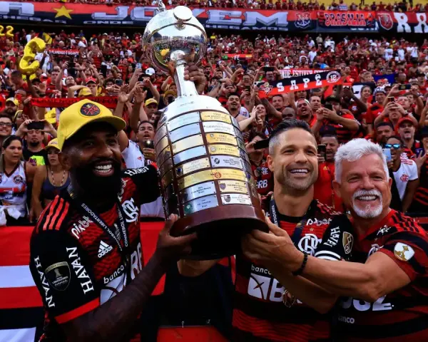 Jugadores del Flamengo celebran con la Copa Libertadores. ¡Así puedes ver al Mengão!