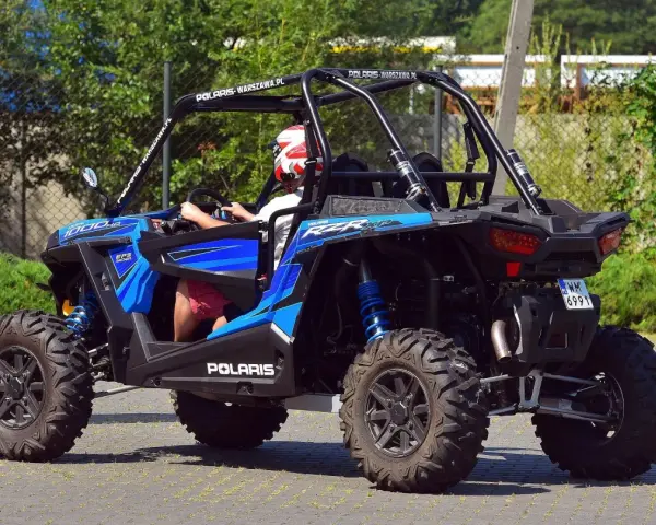 Niebieski pojazd terenowy Polaris RZR XP 1000 z homologacją L7e, gotowy do jazdy po drogach.