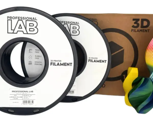 Dwie szpule filamentu jaki filament PLA marki Professional Lab, obok pudełka z napisem "3D FILAMENT" i kolorowych wydruków 3D.