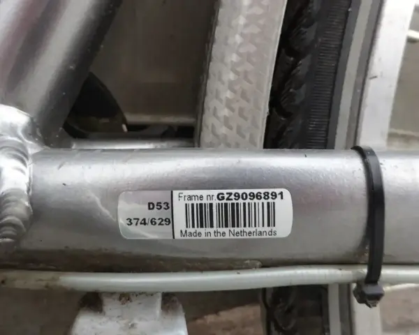 Naklejka z numerem ramy roweru: GZ9096891. Wyprodukowano w Holandii.