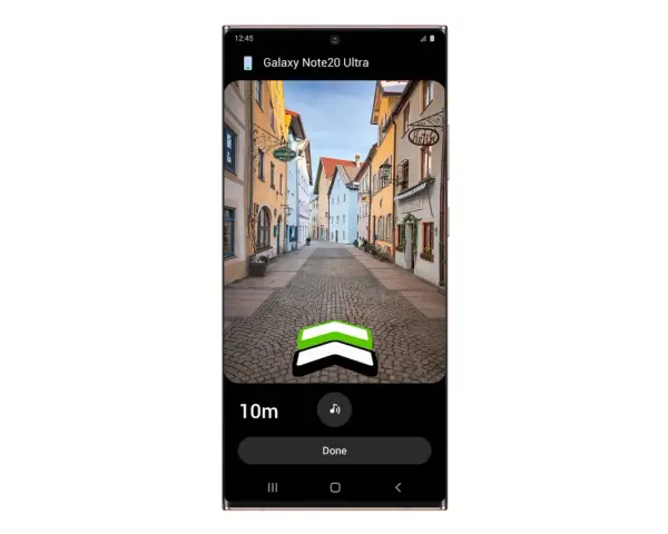Auf dem Bildschirm eines Galaxy Note20 Ultra wird eine Gasse mit bunten Häusern gezeigt. Ein Pfeil weist auf "smart things find" hin, 10m entfernt.