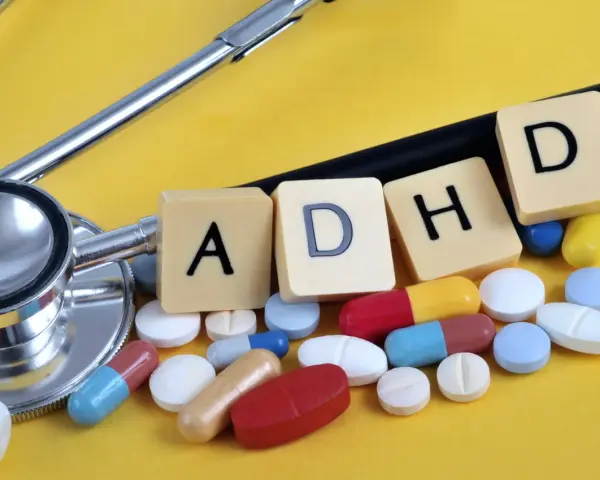 Stetoskop i tabletki symbolizujące leki na ADHD.
