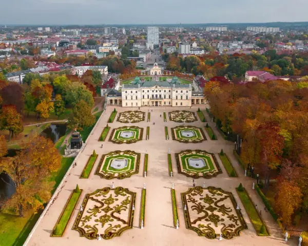 Pałac Branickich w Białymstoku, jeden z najpiękniejszych miast w Polsce, otoczony jesiennym parkiem.