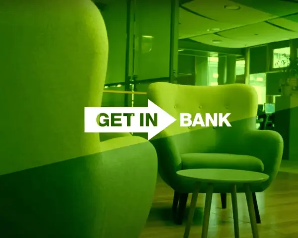 Frankowicze Getin Bank: najnowsze wiadomości o sprawach frankowych. Nowoczesne wnętrze banku z zielonymi fotelami i stolikiem.