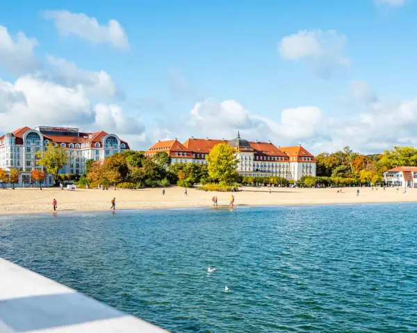 Sopot, jedno z najładniejszych miejscowości nad morzem, z piaszczystą plażą i hotelami w stylu belle époque.