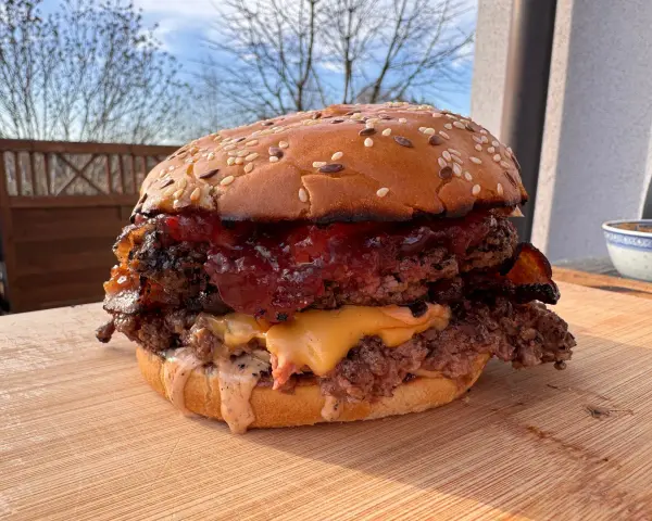 Pyszny smash burger przepis: podwójna wołowina, ser, bekon i sos na sezamowej bułce. Idealny na grilla!