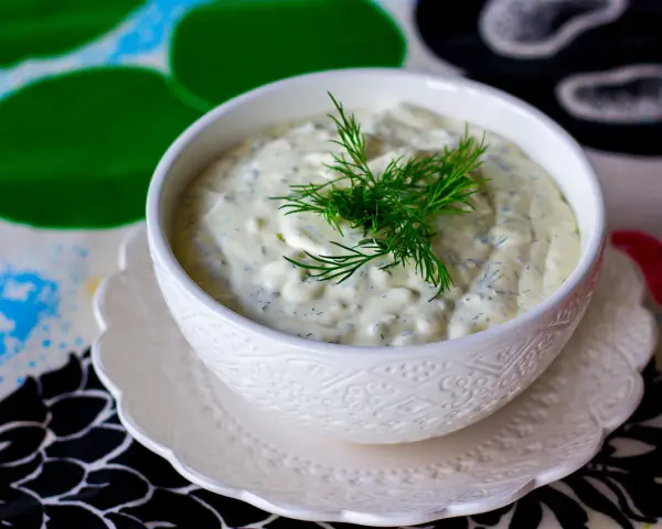 Krämig sås med dill, perfekt som skolans fisksås till sillen.