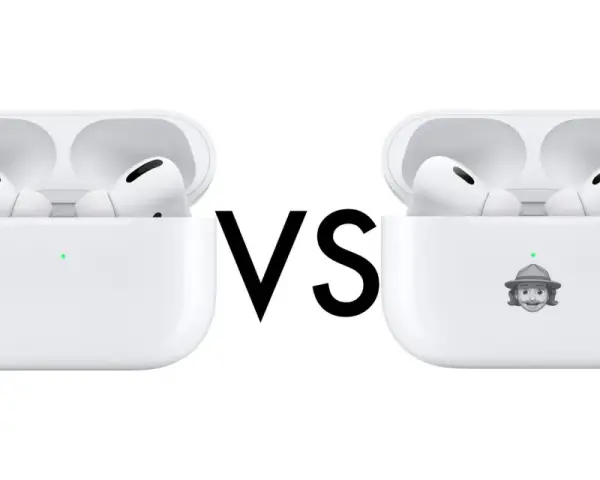 Zwei weiße AirPods Pro Ladecases nebeneinander, getrennt durch ein "VS". Das rechte Case hat ein Safari-Emoji.