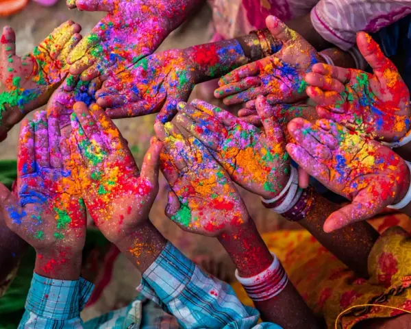 Hände mit bunter Farbe bestäubt, Holi Festival.