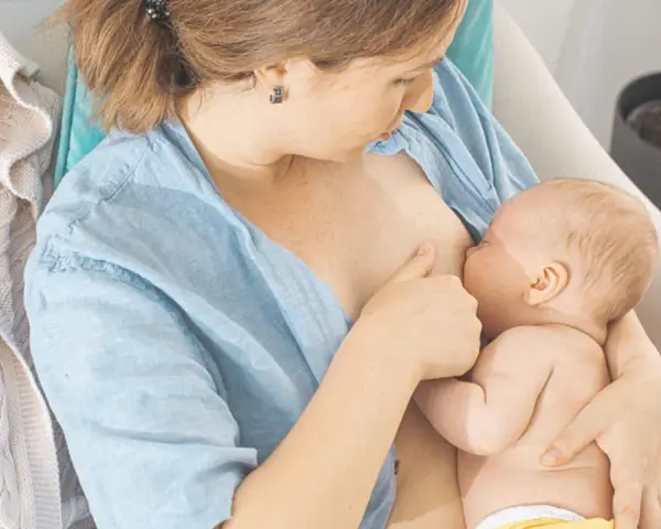 Eine Mutter stillt ihr Baby. Viele Frauen erleben, dass sie durch das Stillen abnehmen.