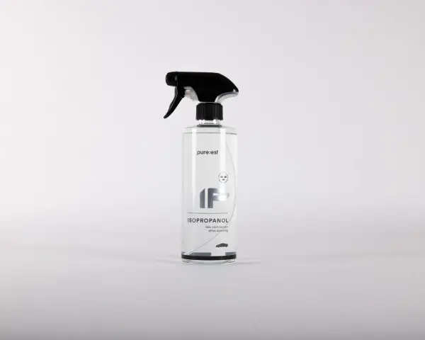 En sprayflaska med isopropanol rengöring för lacken efter polering.