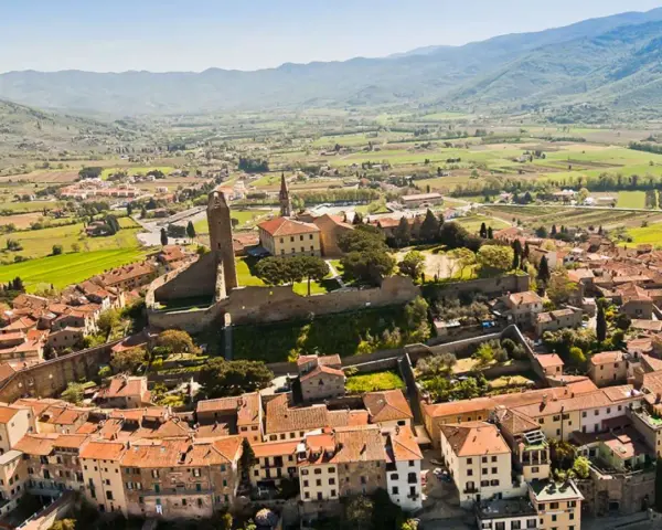Vista aerea di un borgo medievale con torre, ideale per scoprire Arezzo e dintorni in 3 giorni.
