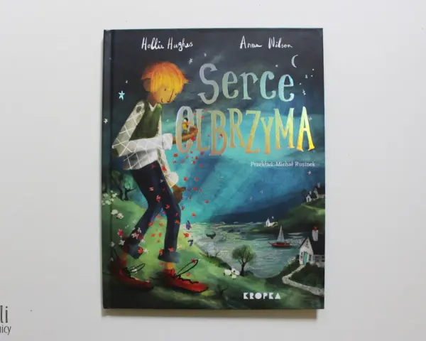 Ilustracja z książki "Serce olbrzyma": chłopiec z pomarańczowymi włosami idzie przez łąkę, zrzucając czerwone płatki.