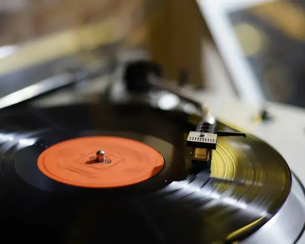 Gramofon odtwarza płytę winylową z muzyką indie pop.