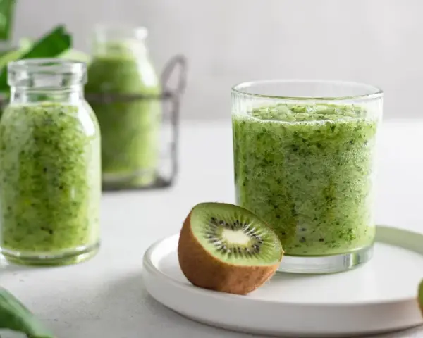 Zielone koktajle z blendera, inspirowane świeżymi owocami kiwi i warzywami. Idealne przepisy na zdrowe koktajle z blendera.