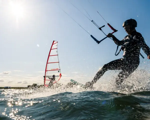 Kite czy Windsurfing? Porównanie, które rozwieje Twoje wątpliwości