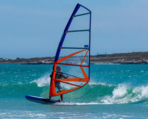 Windsurfing dla początkujących: Obal mity i płyń krok po kroku