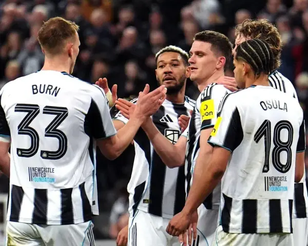 Piłkarze Newcastle United świętują, być może po udanych newcastle transfery. Widoczni zawodnicy z numerami 33 i 18.