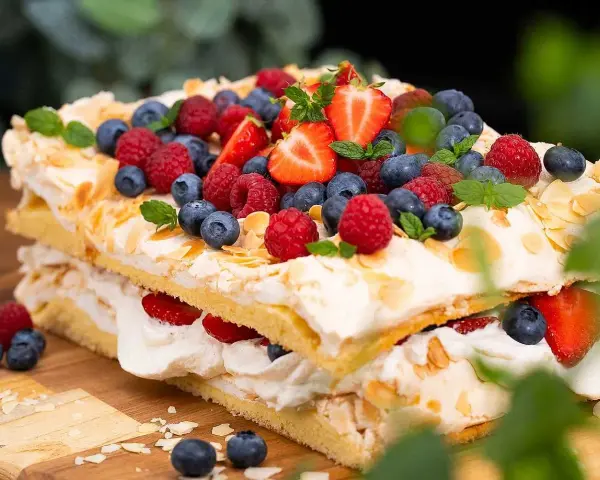 En magnifik Pinocchiotårta med grädde och färska bär, perfekt för sommarens firanden. Ett underbart recept att prova!