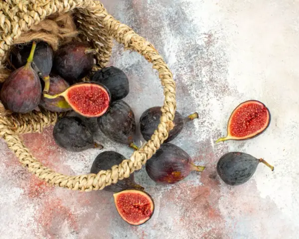 Fichi scuri e succosi, alcuni tagliati a metà, traboccano da un cesto di paglia. È il momento perfetto quando maturano i fichi, dolci e pronti da gustare.