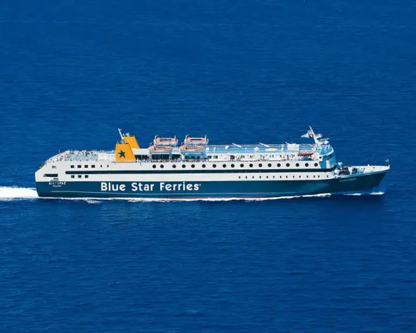 Statek Blue Star Ferries płynie po błękitnym morzu, zmierzając na Santorini.