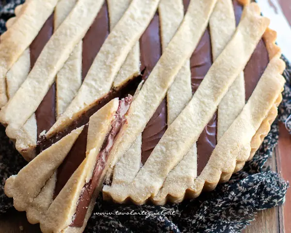 Crostata alla Nutella con un ripieno goloso e una copertura a griglia perfetta.